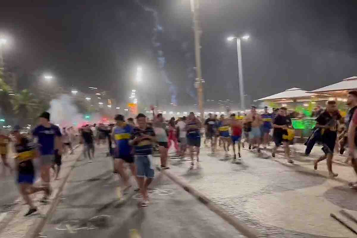 Batalla campal entre hinchas argentinos y brasileños en Copacabana: videos muestran brutalidad