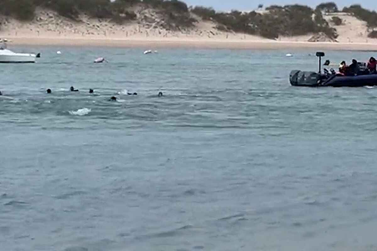 Traficantes lanzan al mar a 27 migrantes en Cádiz: cuatro fallecen y cuatro están graves