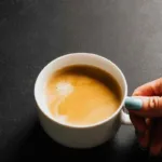 Cómo hacer un café con leche cremoso y aromático como un barista profesional