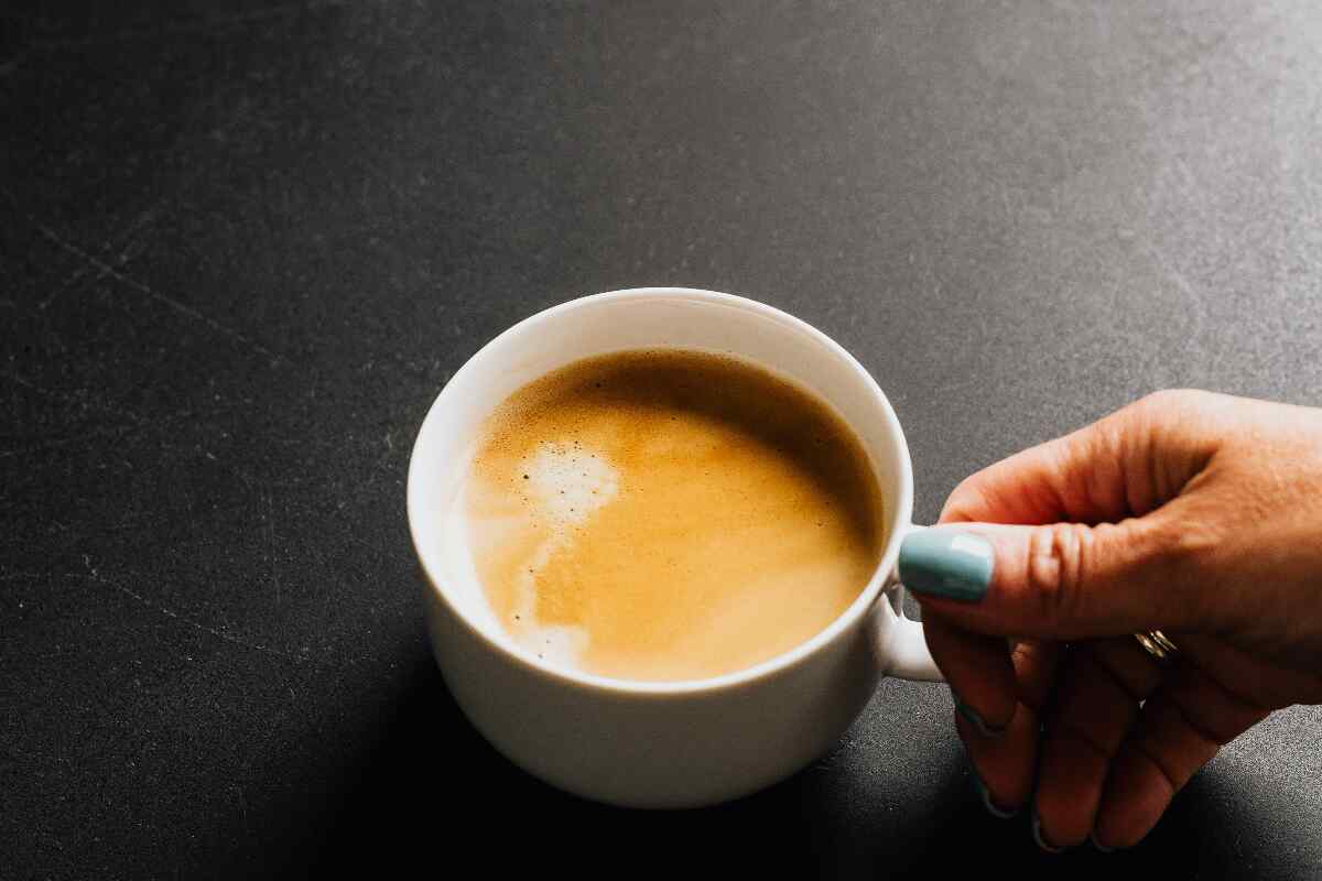 Cómo hacer un café con leche cremoso y aromático como un barista profesional