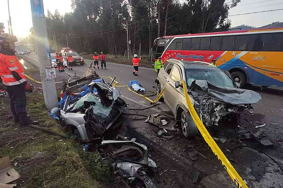 Cinco fallecidos tras colisión de varios vehículos en la vía Calpi-Riobamba, en Chimborazo