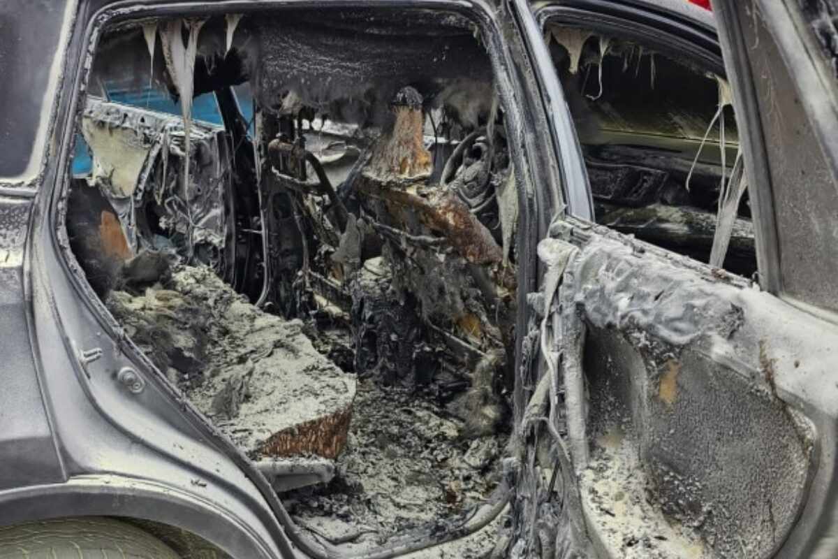 Desconocidos queman un vehículo con un hombre adentro frente a la cárcel Santiago 1-en la región metropolitana