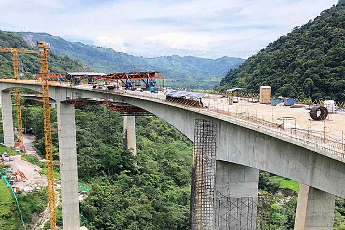 Obrero cae al vacío y muere en el puente de Chirajara tras ser golpeado por una máquina que se soltó de una guaya