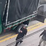 Un hombre destroza su BMW al estrellarlo contra un camión en un acto de venganza en Bogotá