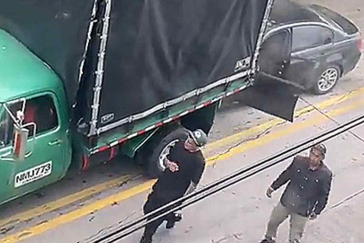 Un hombre destroza su BMW al estrellarlo contra un camión en un acto de venganza en Bogotá