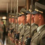 Jóvenes vulnerables podrán estudiar gratis en las escuelas militares y de Policía colombianas, según decreto del gobierno de gustavo petro