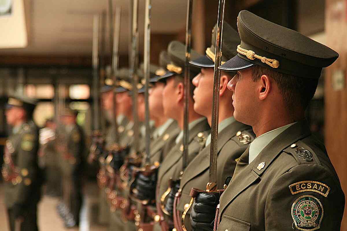 Jóvenes vulnerables podrán estudiar gratis en las escuelas militares y de Policía colombianas, según decreto del gobierno de gustavo petro