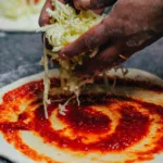 Aprende a cocinar una pizza casera deliciosa y fácil con estos pasos