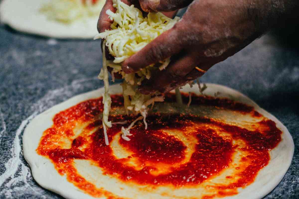 Aprende a cocinar una pizza casera deliciosa y fácil con estos pasos