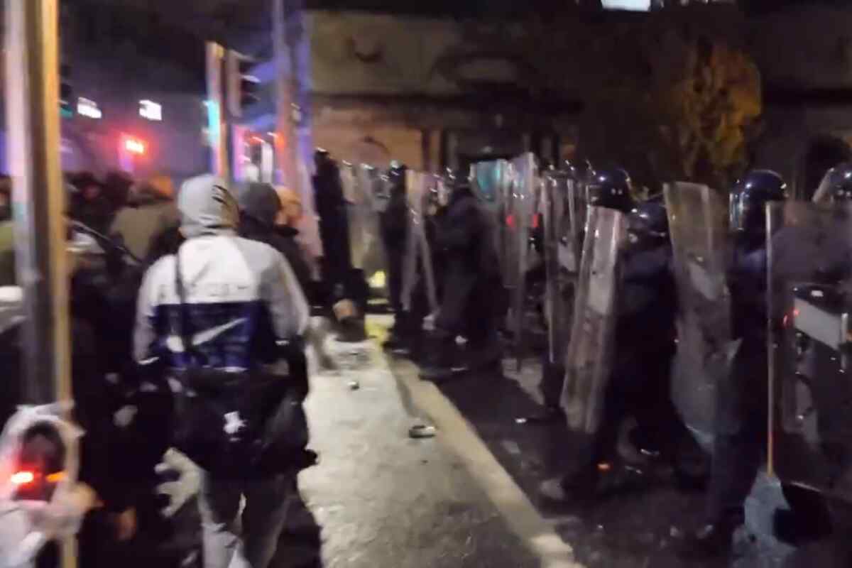 Disturbios en Dublín por un ataque con cuchillo que deja a una mujer y un niño en estado crítico: Los antiinmigrantes acusan al agresor de ser un extranjero