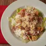 Aprende a hacer una ensalada César casera con esta receta fácil y rápida