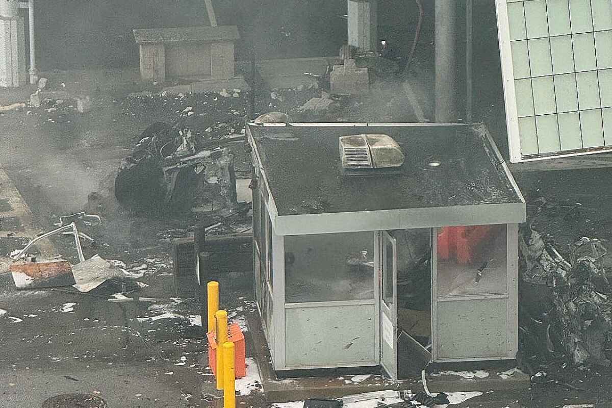 Explosión de vehículo en el Puente Rainbow provoca el cierre de la frontera entre Canadá y EEUU-pareja fue identificada