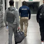 Expulsión y prohibición de ingreso: la sanción a dos británicos que hicieron una "broma" de bomba en el aeropuerto El Dorado