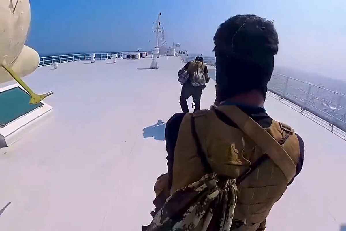 Rebeldes hutíes secuestran un barco israelí y toman 25 rehenes en el Mar Rojo