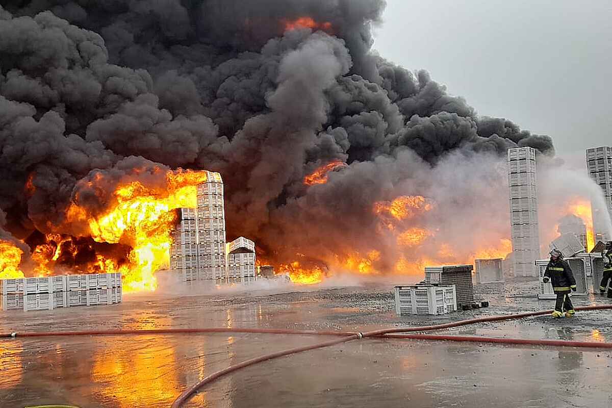 Incendio consume patio de pallets de plástico en planta "Agrozzi" en Teno