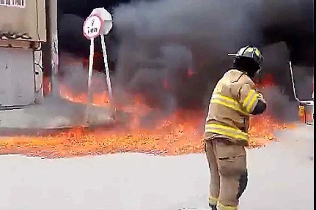 Voraz incendio en el sur de Bogotá: destruye un local y causa pánico en el sector