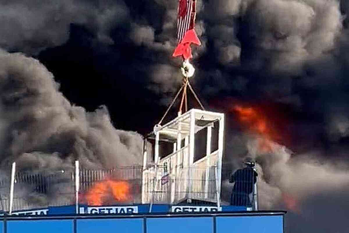Trabajador atrapado en techo de edificio en llamas es rescatado por conductor de grúa en Reading