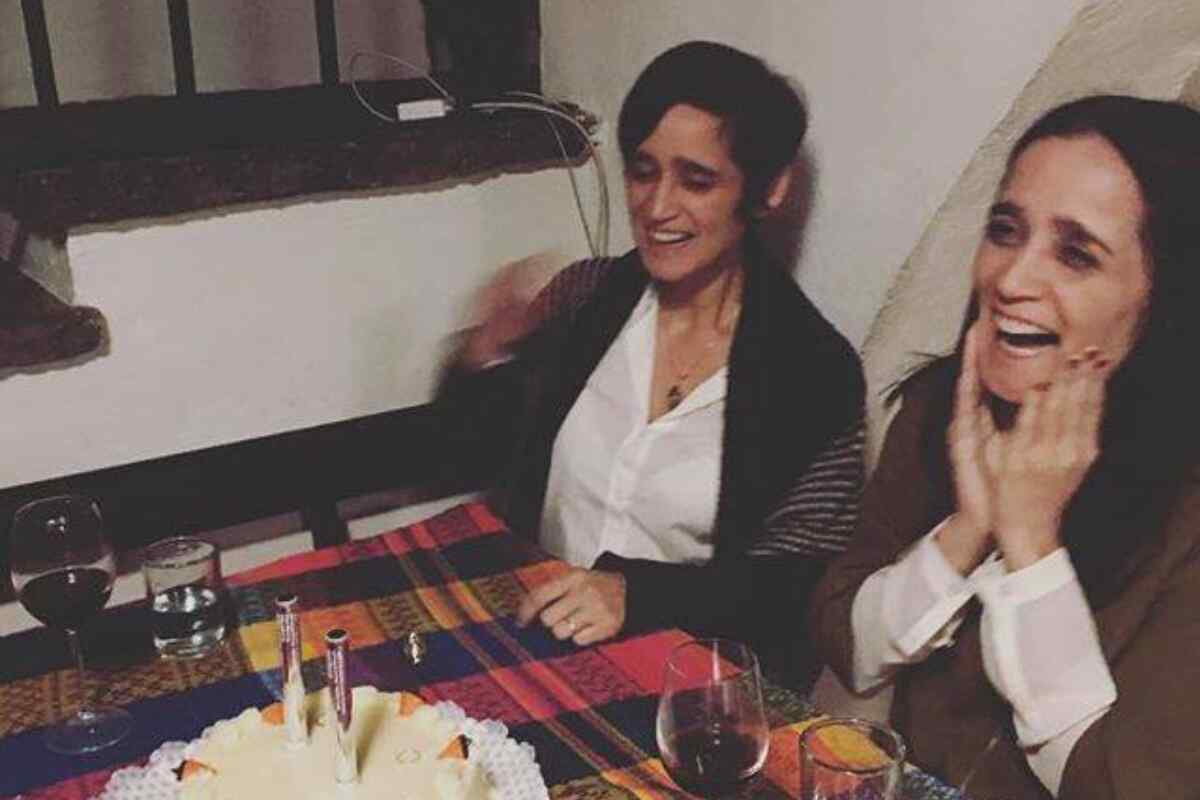 Julieta Venegas y su hermana gemela Yvonne cumplen 53 años y lo celebran con arte