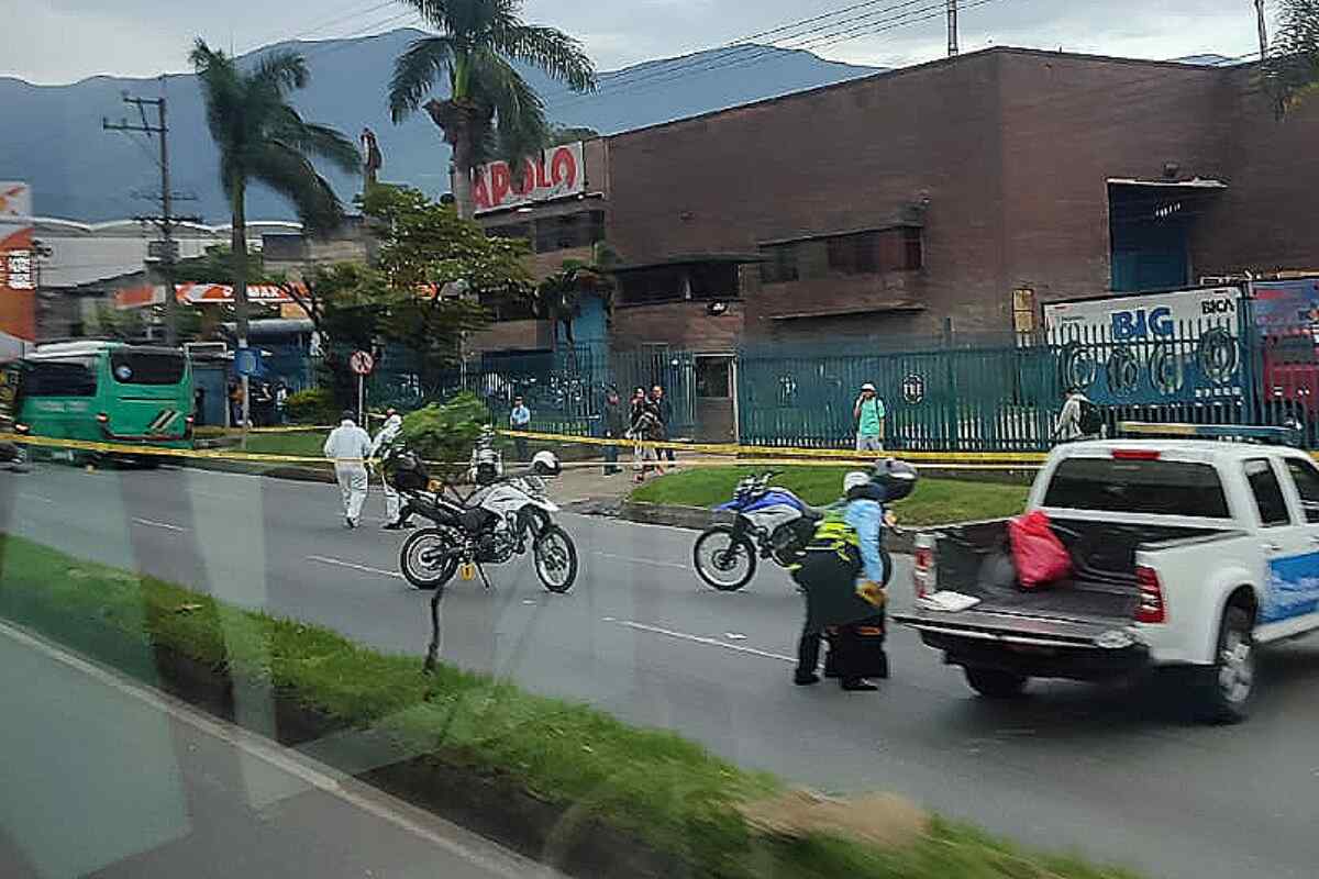 Accidente fatal en el sur del Valle de Aburrá: motociclista fallece al intentar adelantar a un bus y un camión-autopista sur