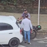 Le robaron $20 millones con pistola tras chocarlo en El Poblado, en Medellín: el millonario atraco quedó registrado en video
