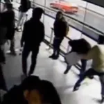 Ladrón intenta robar a una mujer y es arrollado por un bus de TransMilenio