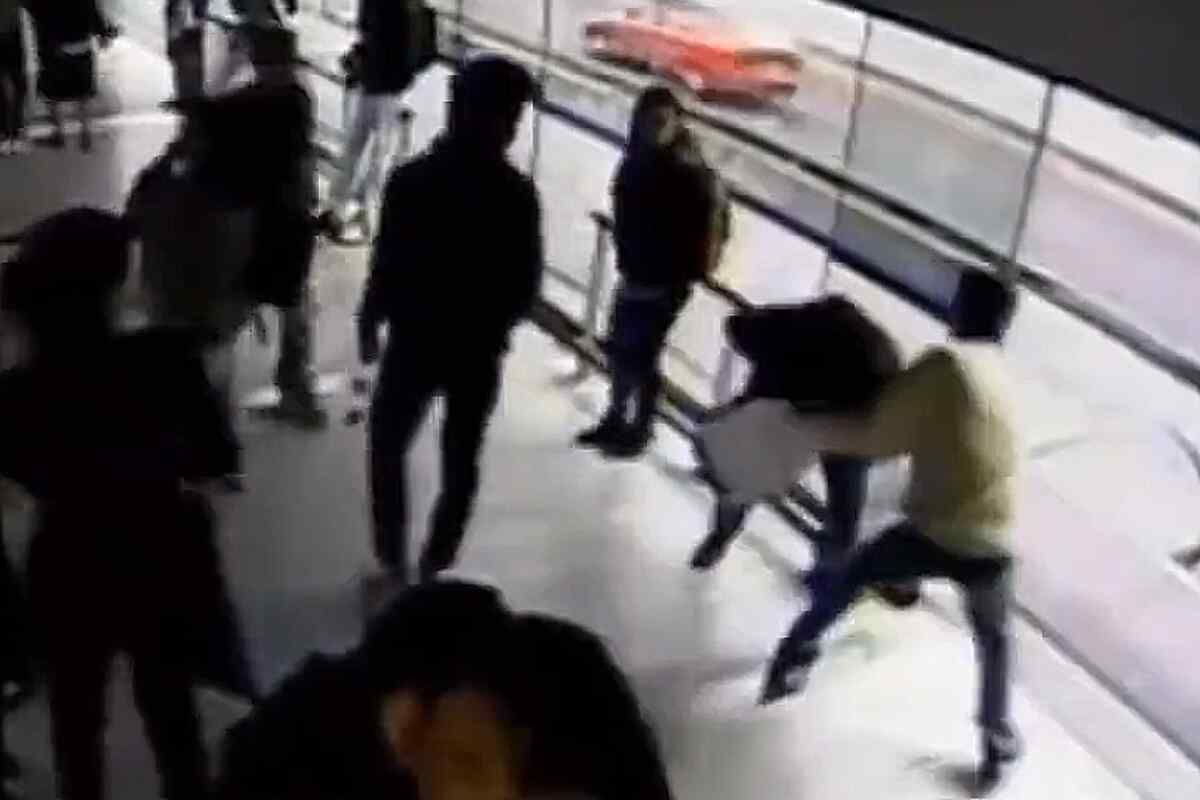 Ladrón intenta robar a una mujer y es arrollado por un bus de TransMilenio