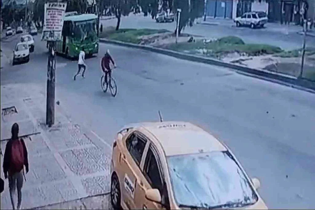 Hombre se quita la vida arrojándose a un bus luego de discutir con una mujer en Bogotá
