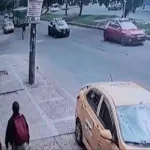 Hombre se quita la vida arrojándose a un bus luego de discutir con una mujer en Bogotá