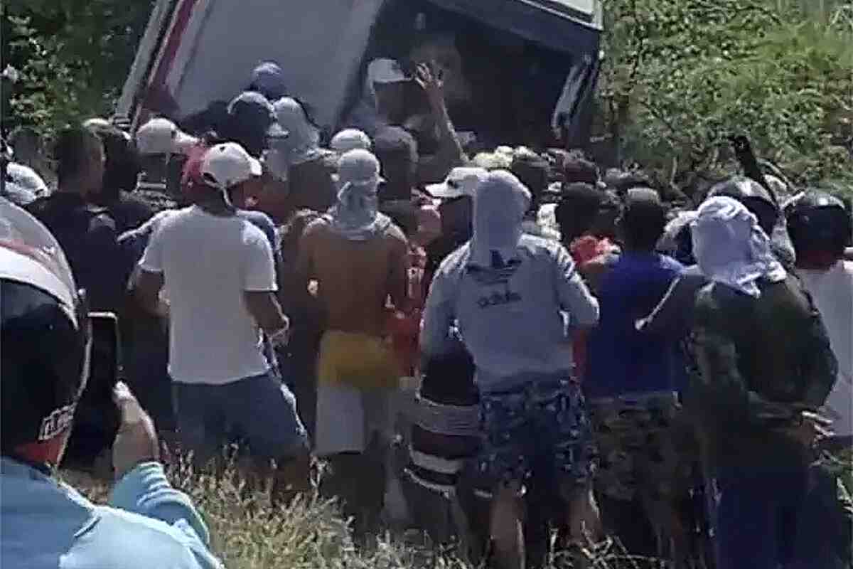 Policía no pudo evitar el robo masivo a camión de medicinas en Tasajera