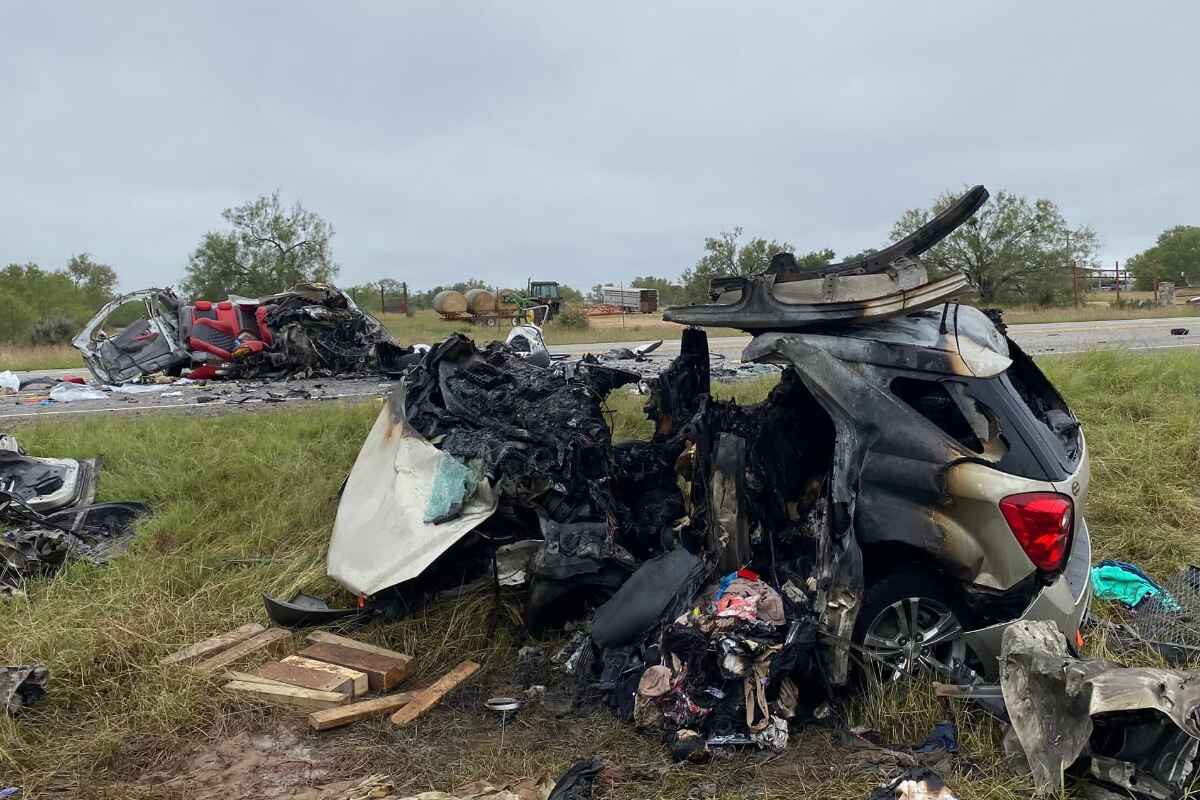 Tragedia en Texas: un traficante de personas choca con una camioneta y mata a 6 personas