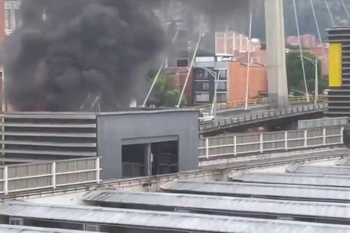 Incendio en el centro comercial VIVA Envigado causa pánico entre los visitantes