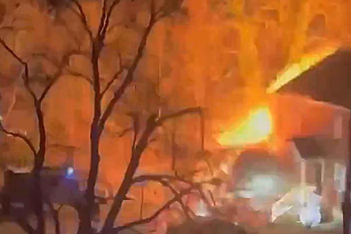 Explosión de casa en Arlington deja varios policías heridos y un hombre desaparecido
