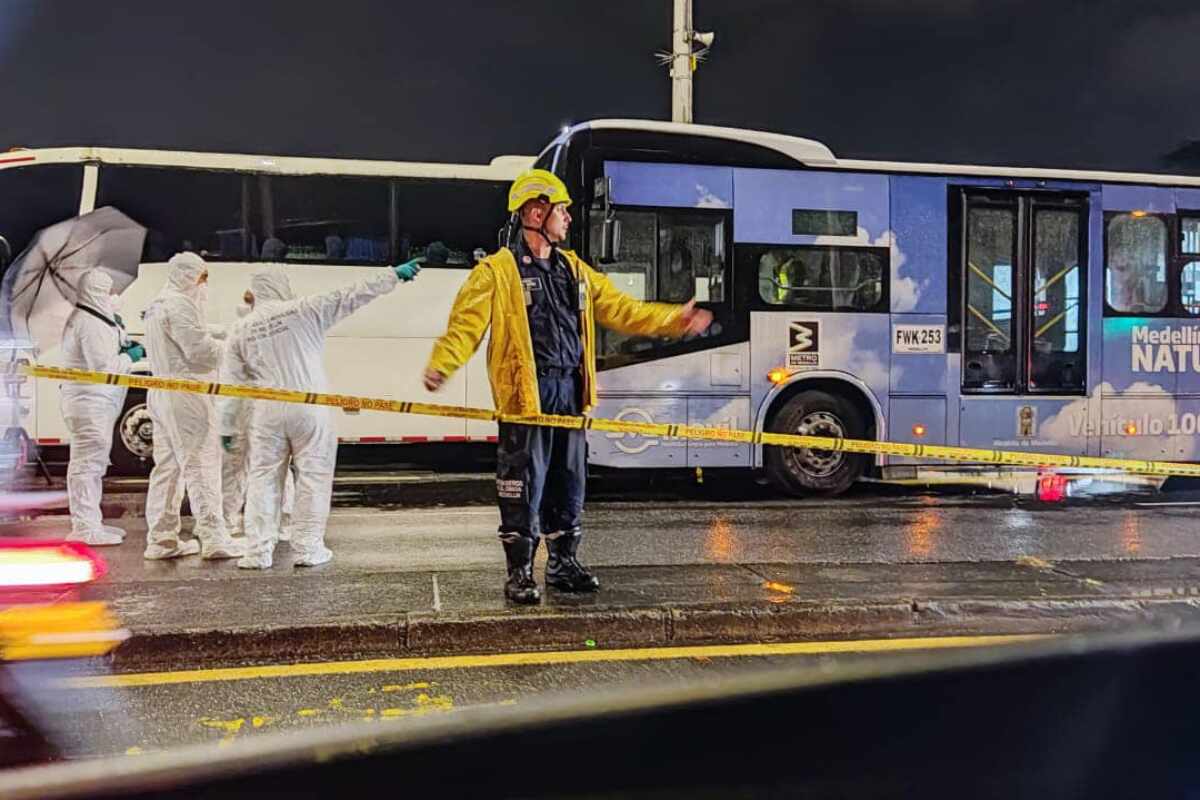 Conductor fallece al ser aplastado por un bus del Metro cuando sacaba una maleta de otro autobús, en Medellín-autopista norte -28 de diciembre