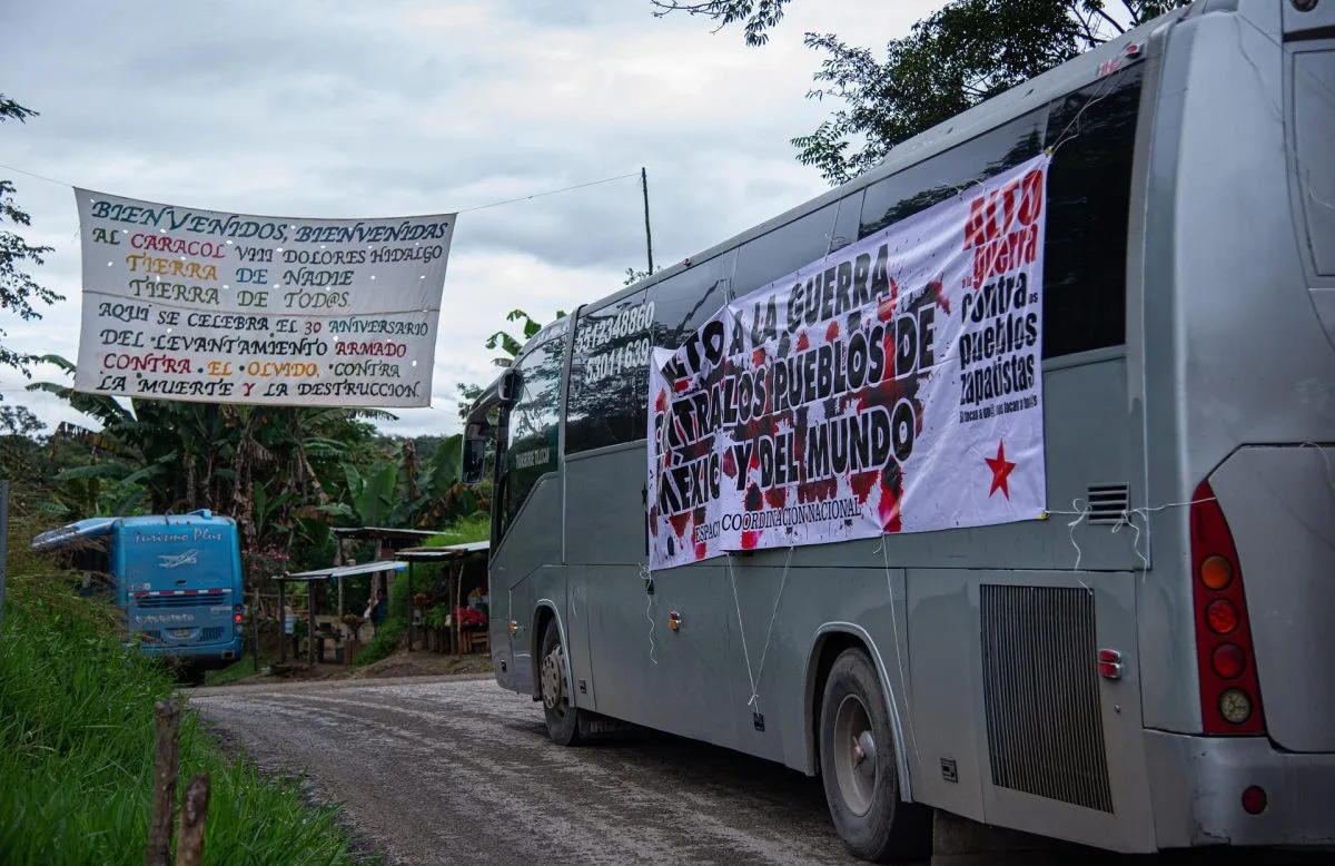 Caravana llega a territorio zapatista en sur de Mexico para 30 aniversario del EZLN