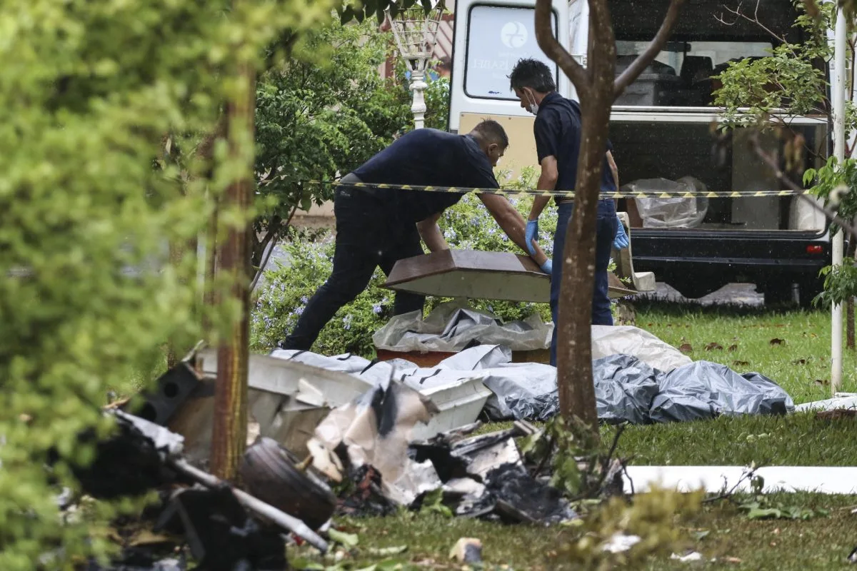 Cinco muertos, entre ellos un niño, al caer una avioneta en un área residencial en Brasil