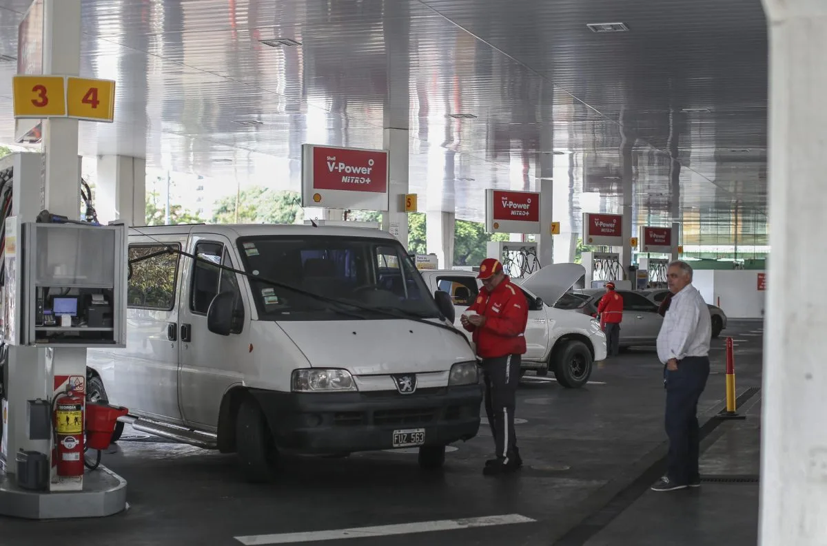 Combustibles suben en Argentina más del 25 % a dos días de la asunción de Javier Milei