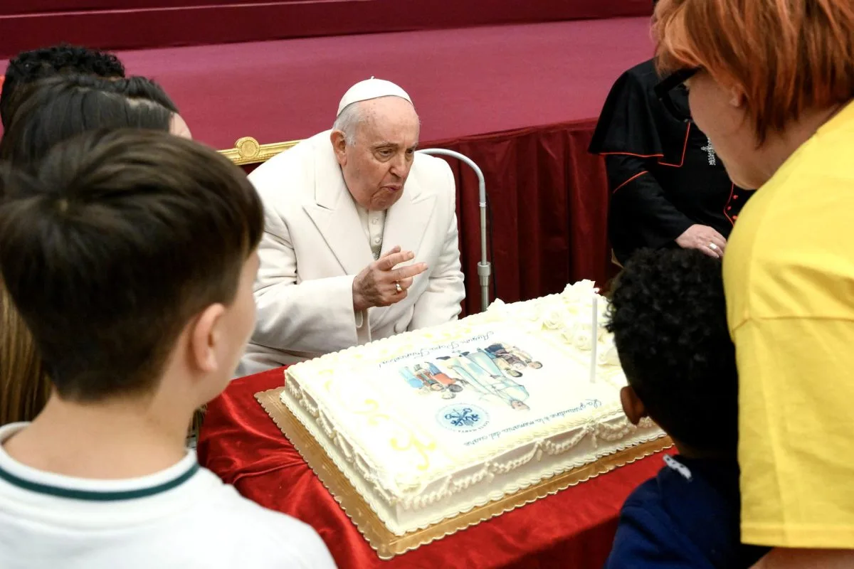 El papa Francisco celebra su 87 cumpleaños con una fiesta circense y rodeado de niños