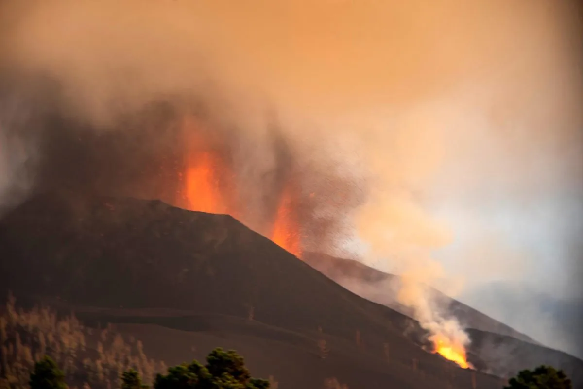 El volcán de La Palma emitió el doble de CO₂ en 86 días que Canarias en todo 2020