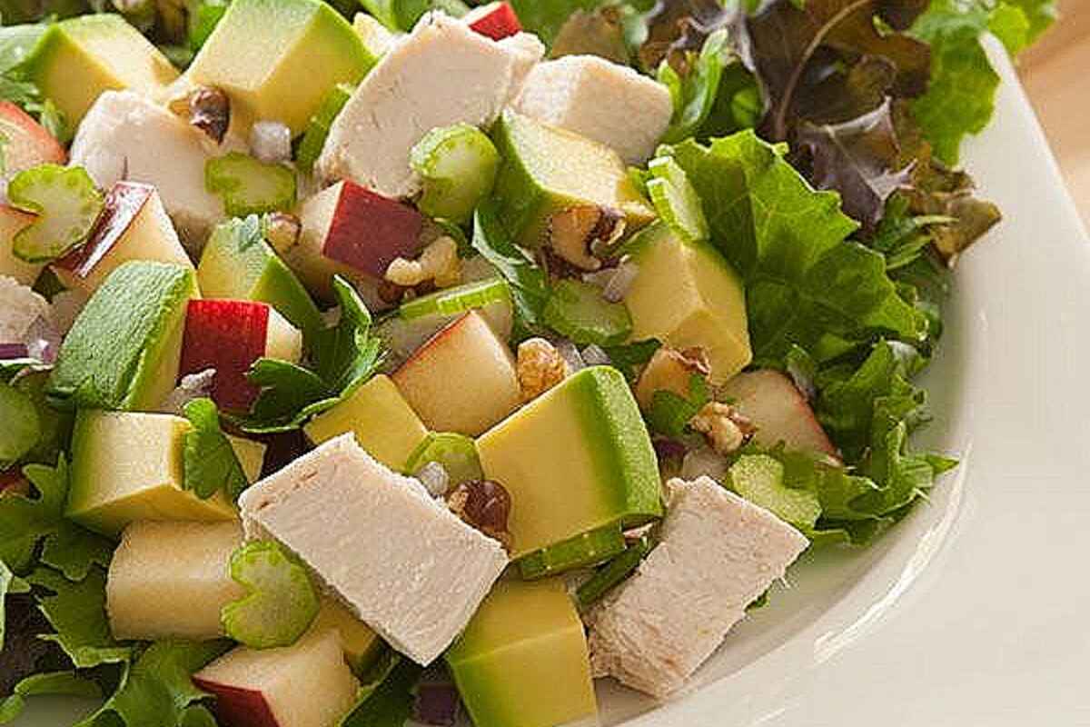 Ensalada de manzana, pollo y aguacate