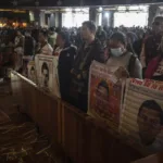 Familias de Ayotzinapa peregrinan a la Basílica de Guadalupe de México para pedir justicia