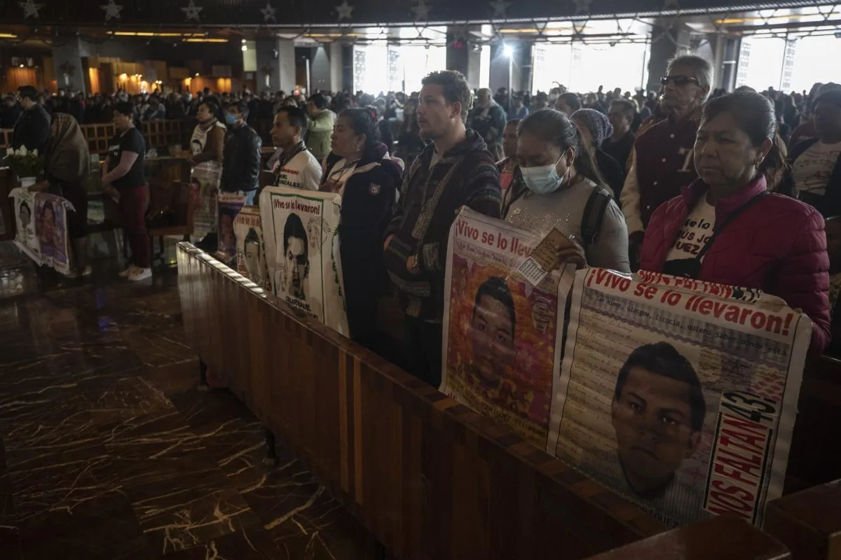 Familias de Ayotzinapa peregrinan a la Basílica de Guadalupe de México para pedir justicia