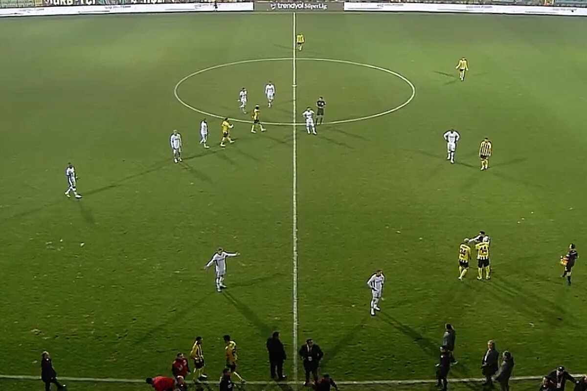 Turquía: El Istanbulspor se retira del partido por un gol que no acepta y el árbitro lo suspende