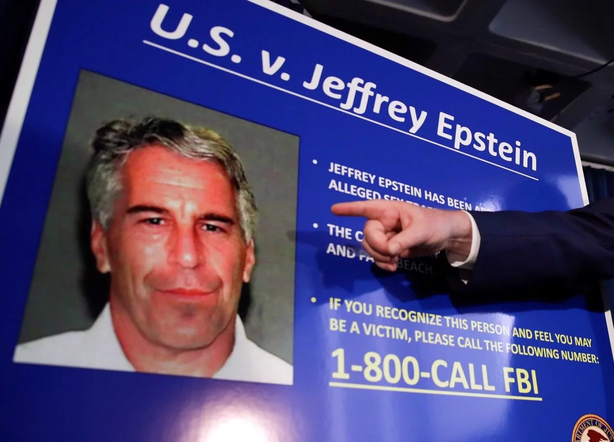 Juez ordena publicar nombres de personas asociadas con caso de Epstein