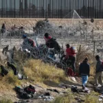 Migrantes saturan la frontera norte de México pese a la visita de la delegación de EEUU