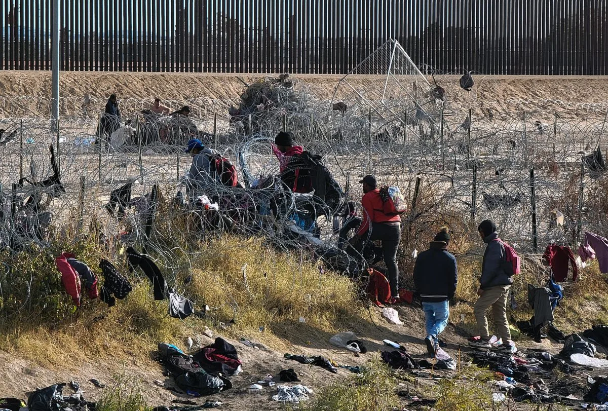 Migrantes saturan la frontera norte de México pese a la visita de la delegación de EEUU
