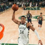 Giannis Antetokounmpo hace historia con 64 puntos y se pelea por el balón del partido