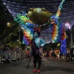 Mitos y leyendas cobran vida en Medellín en un desfile carnavalesco y ancestral