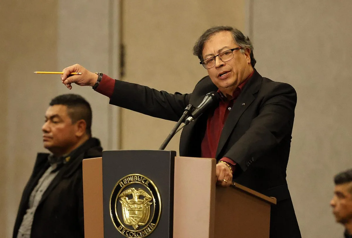 Petro firma un decreto que amplía la gratuidad de la educación superior en Colombia-Petro plantea Constituyente en Acuerdo de Paz; De la Calle lo contradice