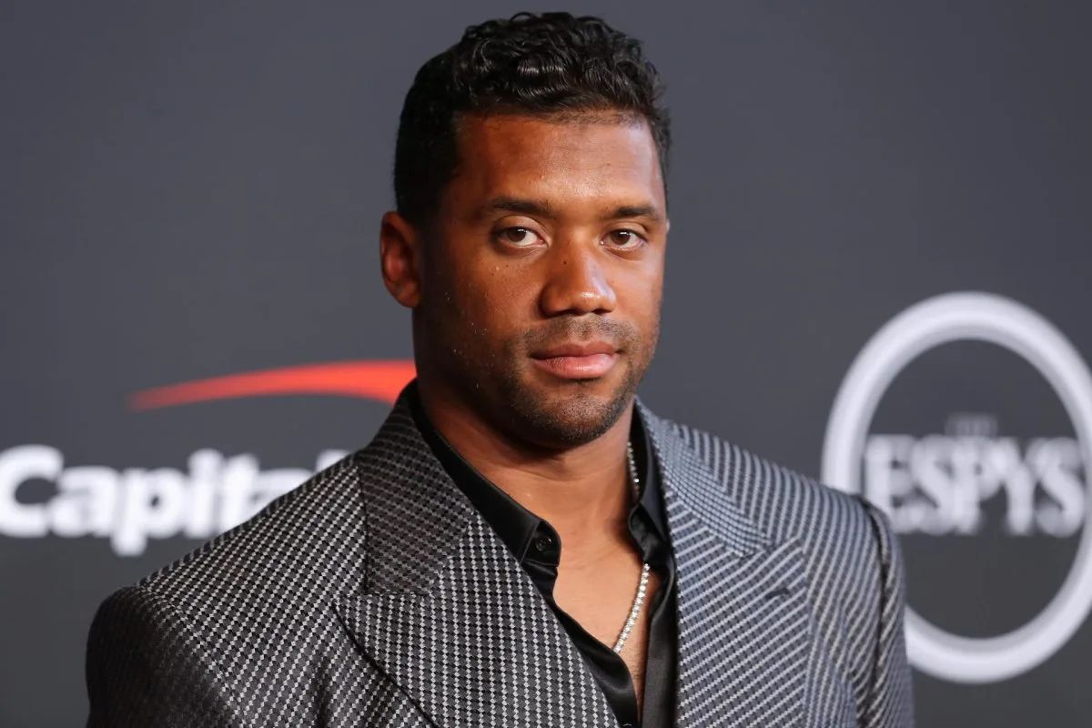 Russell Wilson dice que Broncos le exigió cambiar su contrato o lo enviaría a la banca