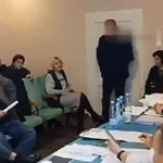 Un concejal ucraniano siembra el pánico al detonar granadas en una reunión municipal